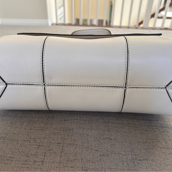 Beautiful Tory Burch T Block Satchel Like New - Picture 5 of 7